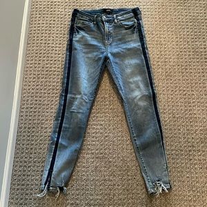 Vervet Jean. Size 28. Ankle skinny fit.